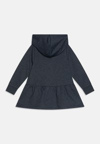 Tamsiai pilka su gobtuvu suknelė su ilgomis rankovėmis, surinktu apačiu ir raukšlėtais rankogaliais. Minkšta audinio tekstūra, paprastas dizainas, be matomų raštų.