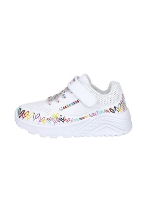 Zapatilla deportiva blanca con una parte superior texturizada, patrones de corazones multicolores a lo largo de la suela y una correa de Velcro en el empeine.