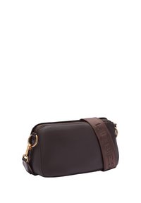 Borsa a tracolla rettangolare in pelle marrone scuro con hardware dorato e una larga tracolla marrone con testo in rilievo.