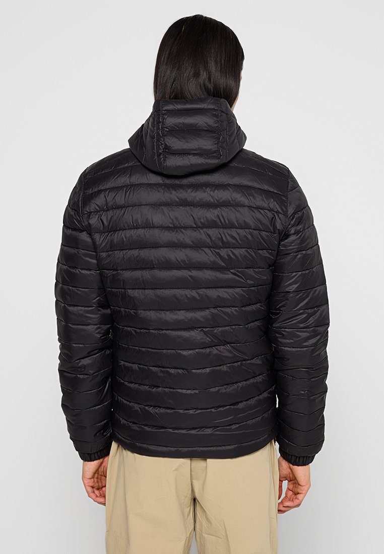 Czarna pikowana kurtka z poziomym przeszyciem, kapturem i elastycznymi mankietami. Materiał ma gładkie, błyszczące wykończenie oraz dopasowany krój.