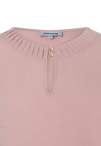 Rosa Bluse aus glattem Stoff, mit einem gefältelten Ausschnitt und einem Schlüsselloch-Detail, versehen mit zwei goldfarbenen Knöpfen.