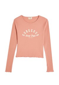 Langrouw shirt in zachtroze met een ronde halslijn, voorzien van witte tekst die "GORGEOUS Always Joyful" leest en een golvende zoom.