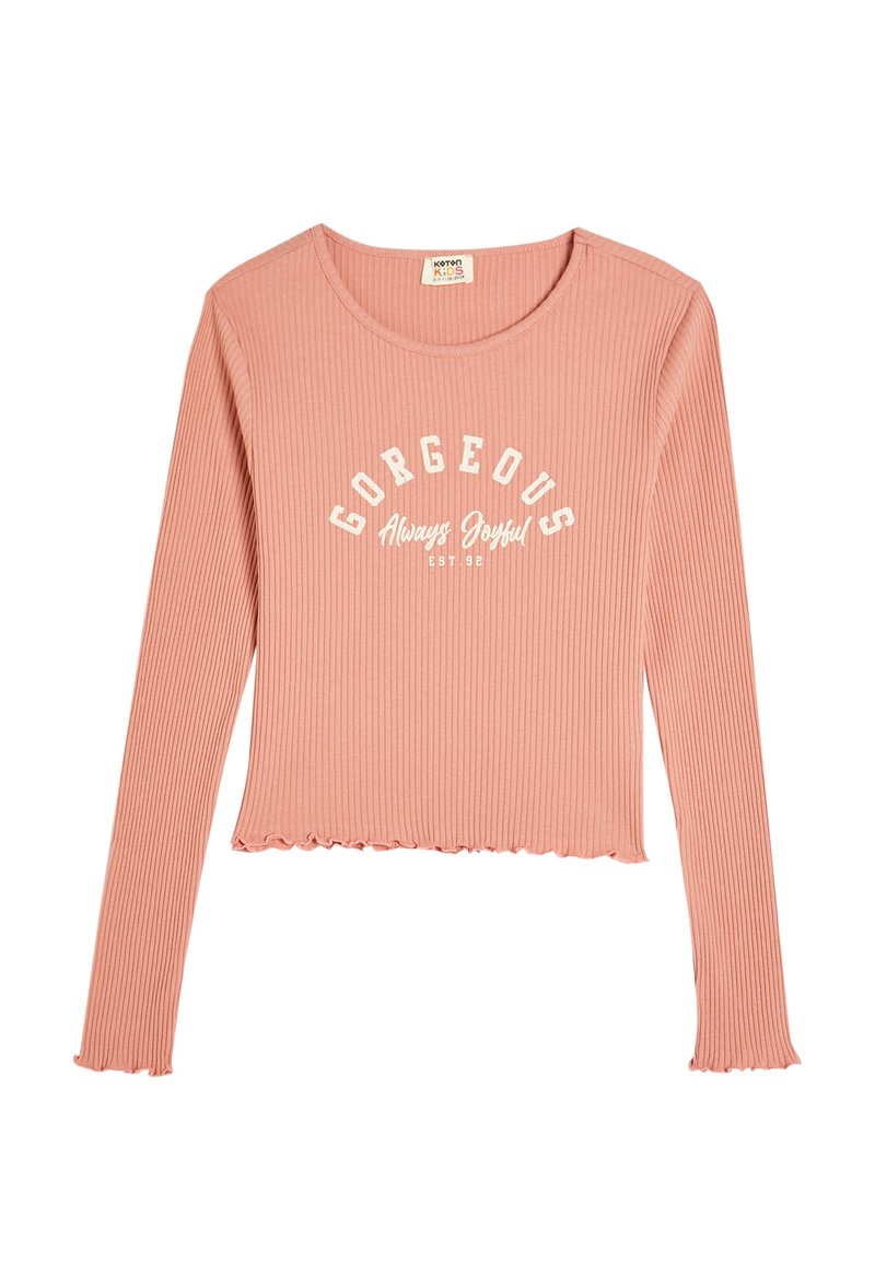 Langrouw shirt in zachtroze met een ronde halslijn, voorzien van witte tekst die "GORGEOUS Always Joyful" leest en een golvende zoom.