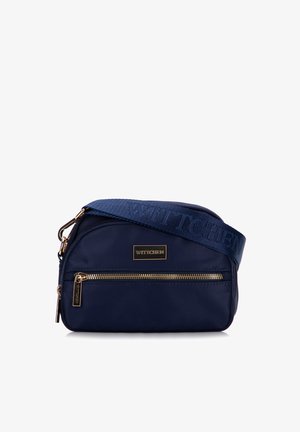 Marine blauwe crossbody tas met een gladde stofstructuur, gouden hardware, een ritsvak aan de voorkant en een gestreepte schouderband met de merknaam.