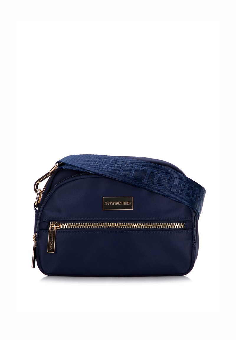 Námořnická crossbody taška se hladkým textilním povrchem, zlatými kovovými doplňky, zapínacím předním kapsou a vzorovaným popruhem s názvem značky.