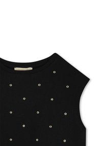 Zwarte top met korte mouwen, voorzien van een ronde halslijn en metallic gouden studs die gelijkmatig over de voorkant zijn verdeeld. Zachte stoftextuur.