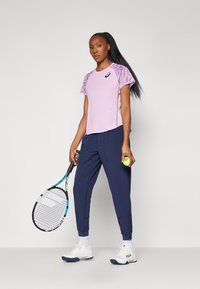 ASICS GAME TOP - Majica kratkih rukava s printom - light ube