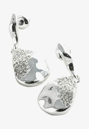 Hõbeda kõrvarõngad poleeritud viimistlusega, millel on tekstureeritud ala, mis on kaunistatud ühel küljel selgete kristallidega.