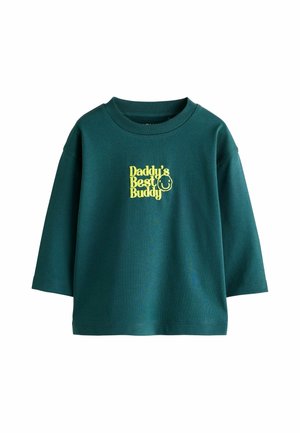 Mørkegrøn langærmet trøje til småbørn med gul tekst "Daddy's Best Buddy" og et lille smilende ansigt på frontens midte.