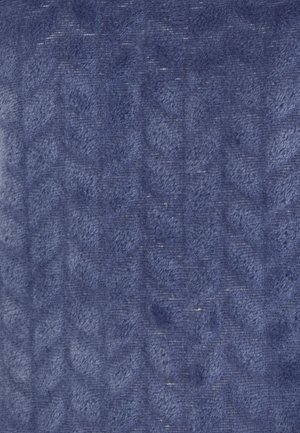 Tessuto blu navy con una texture caratterizzata da un motivo in rilievo che ricorda le chevron. Superficie morbida e soffice con una leggera lucentezza.