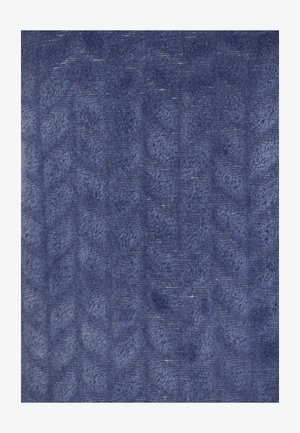 Tejido texturizado azul marino con un patrón en relieve que se asemeja a chevrons. Superficie suave y esponjosa con un ligero brillo.