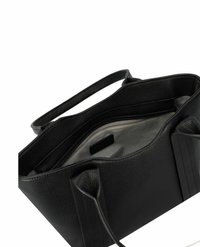 Borsa a tracolla nera in pelle con finitura texturizzata, aperta per rivelare un interno grigio chiaro. Presenta due manici robusti e una tasca con zip.