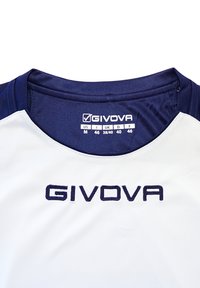 Hvid sports T-shirt med marineblå accenter, prydet med "GIVOVA" logoet i blå broderi. Inkluderer størrelsesmærker for forskellige størrelsesstandarder.
