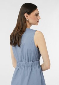 Hellblaues ärmelloses Kleid mit einem gerafften elastischen Bund, glatter Textur und einfacher, eleganter Silhouette.