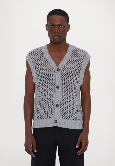 Grau gestrickte ärmellose Strickjacke mit einem Netzdesign, V-Ausschnitt und fünf dunklen Knöpfen vorne sowie einem gerippten Saum am unteren Rand.