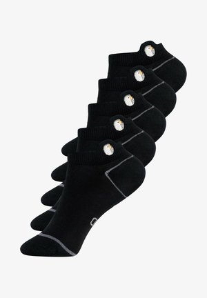 Calcetines negros hasta el tobillo en un conjunto de cinco, con un pequeño logotipo de pingüino bordado y costuras en blanco. Textura suave y diseño atlético.