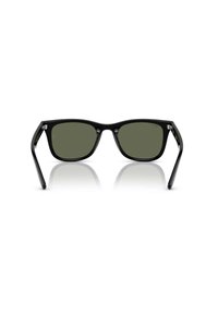 Occhiali da sole neri di forma rettangolare con lenti verde scuro, texture liscia e design elegante. Presentano bracci ampi per una maggiore stabilità.