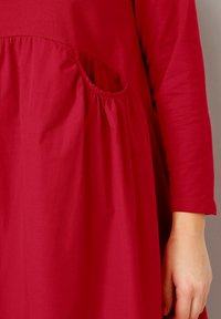 Angel of Style MIDI RUNDHALS LANGARM QUERNAHT - Denní šaty - red