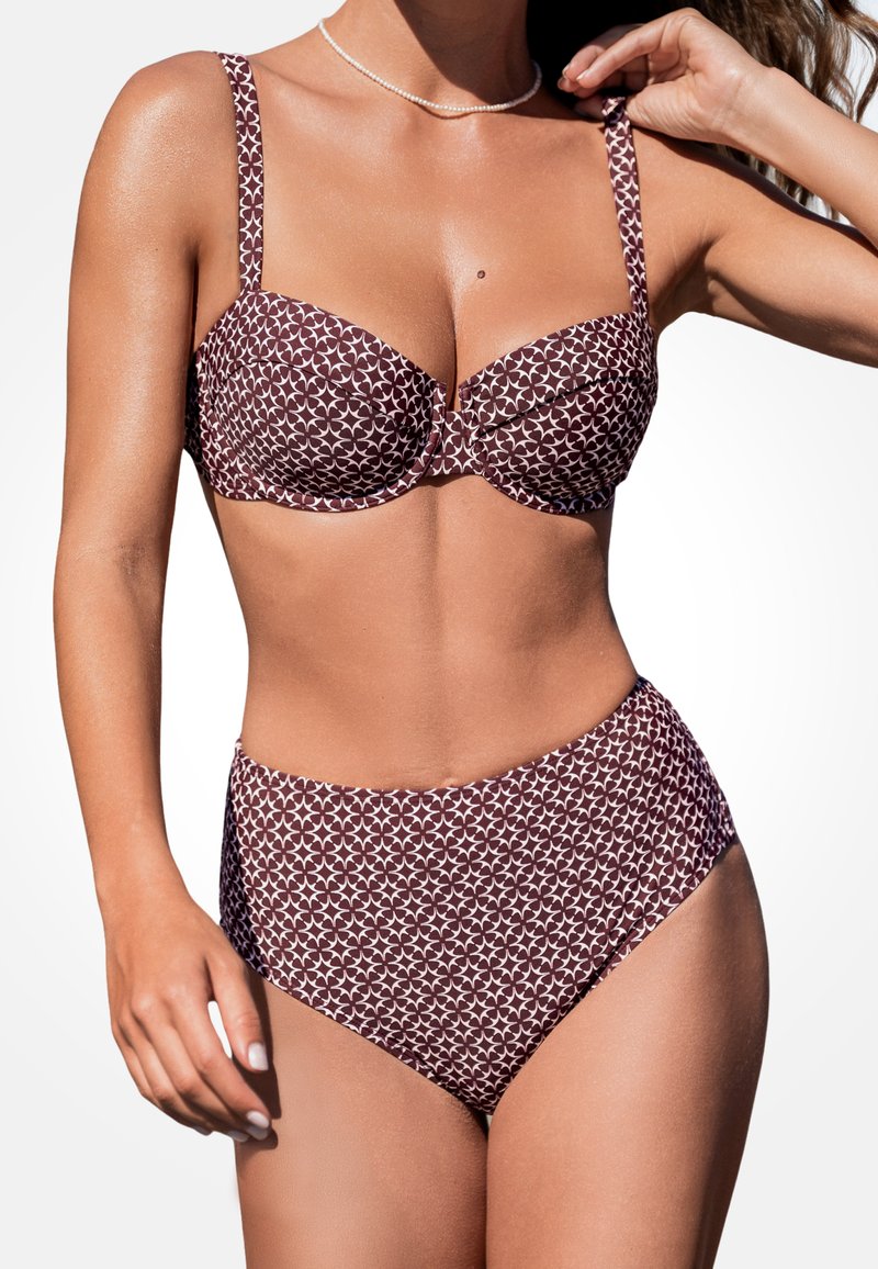 Hnědo-bílé vzorované bikiny s pevně tvarovaným topem a kalhotkami s vysokým pasem. Disponují nastavitelnými ramínky a hladkou texturou látky.