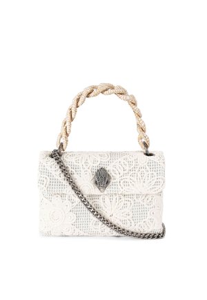 Witte kanten handtas met bloemmotieven, gedraaide stoffen handgreep aan de bovenkant en zilveren kettingriem met een decoratieve zilveren sluiting in de vorm van een hand.