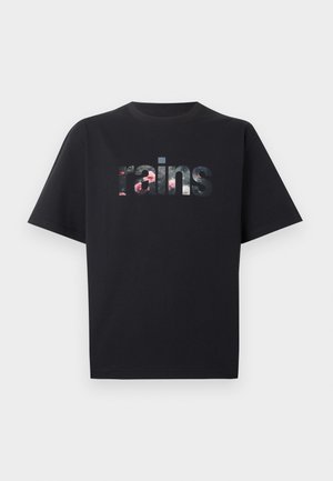 T-shirt noir à manches courtes avec un col rond, arborant le mot "rains" en grandes lettres remplies d'un motif floral et de ciel nocturne.