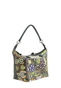 Sac à main en tissu multicolore avec motif floral, accents en cuir noir et une bandoulière. Comprend une fermeture éclair et des éléments décoratifs.