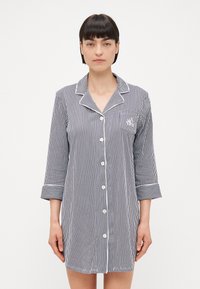 Randig nattlinne i marinblått och vitt, med krage, trekvartsärmar, knappstängning framtill och en liten bröstficka med broderi.