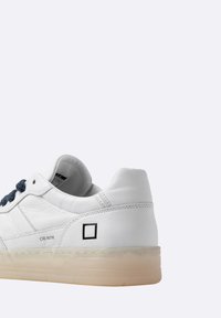 Sneaker in pelle bianca con lacci blu navy, pannello laterale strutturato, suola in gomma e dettaglio logo quadrato nero sul tallone. Finitura liscia.