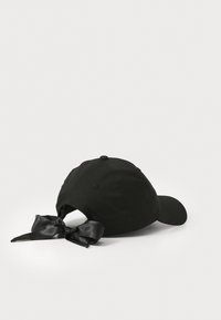 Cappello nero in tessuto, con visiera curvata e un fiocco in raso nero sul retro, dotato di fori di ventilazione sulla corona.