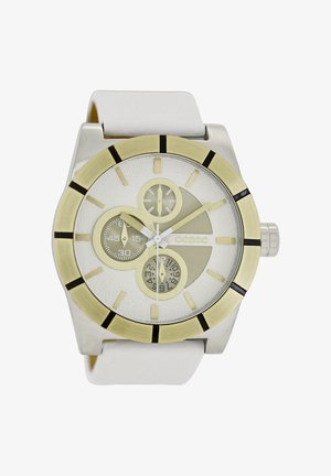 Montre ronde en acier inoxydable avec un cadran en or, un cadran texturé blanc, des accents noirs et trois sous-cadrans. Bracelet en cuir blanc.
