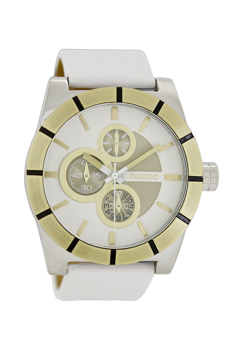 Montre ronde en acier inoxydable avec un cadran en or, un cadran texturé blanc, des accents noirs et trois sous-cadrans. Bracelet en cuir blanc.