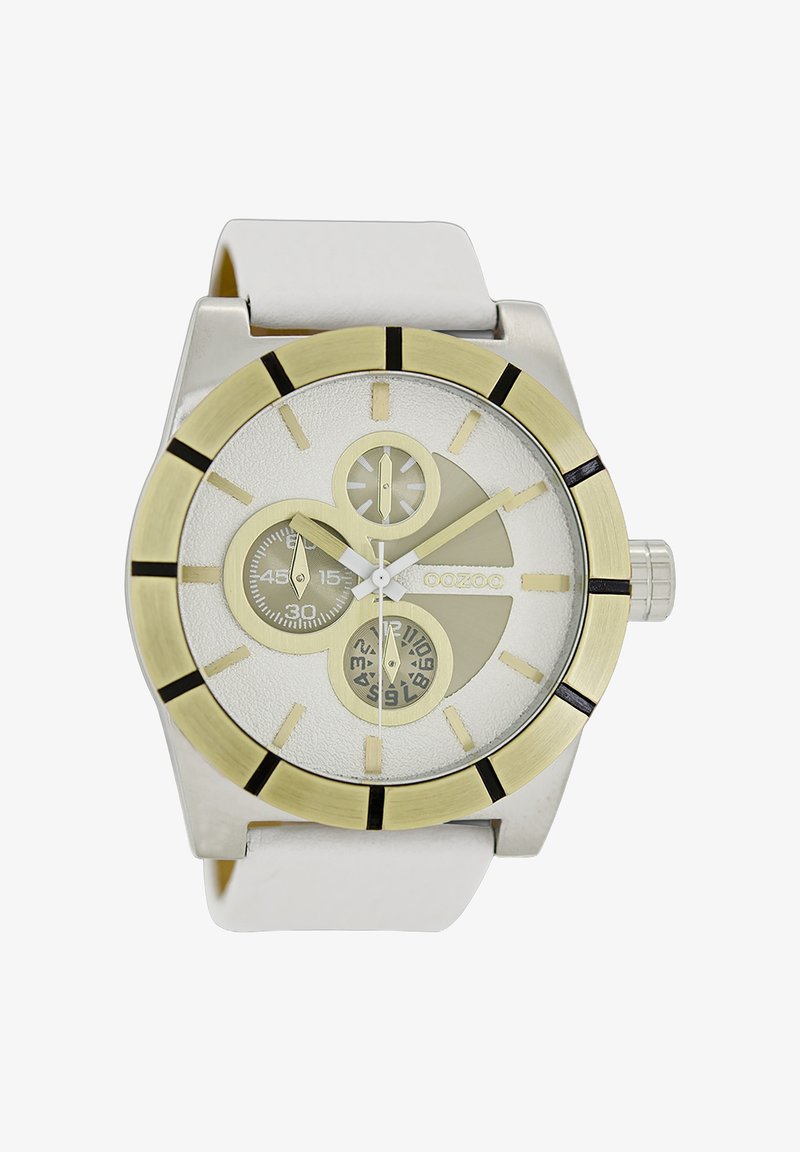 Montre ronde en acier inoxydable avec un cadran en or, un cadran texturé blanc, des accents noirs et trois sous-cadrans. Bracelet en cuir blanc.