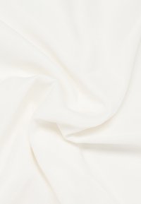 Vitt bomullstyg med en slät, mjuk textur, med subtila veck och en lätt lyster. Ytan är enhetlig utan mönster.