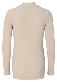 Beige ribbet langærmet top med høj halsudskæring og rynkede detaljer på siderne. Blød tekstur og tætsiddende design.