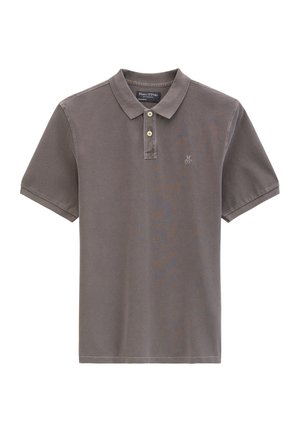 Braunes Poloshirt mit kurzen Ärmeln, Kragen, zwei beigen Knöpfen und kleinem "M OP" Logo auf der linken Brustseite.