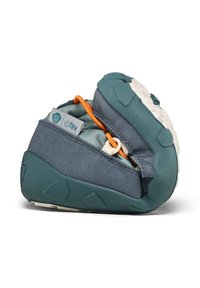 Chaussure pliée pour tout-petit à semelle souple bleu sarcelle et grise avec lacets élastiques orange et semelle en caoutchouc sur fond blanc.