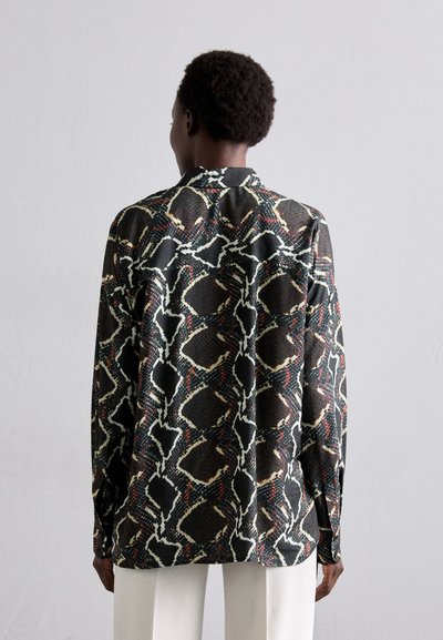 Camicia a maniche lunghe realizzata in tessuto leggero con una stampa a serpente nera e multicolore. Presenta un colletto e una vestibilità rilassata.
