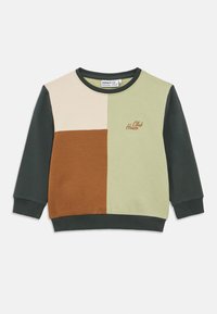 Felpa a maniche lunghe per bambini con blocchi di colore in beige, marrone, verde chiaro e maniche verde scuro, con la scritta "Club House" ricamata sul davanti.