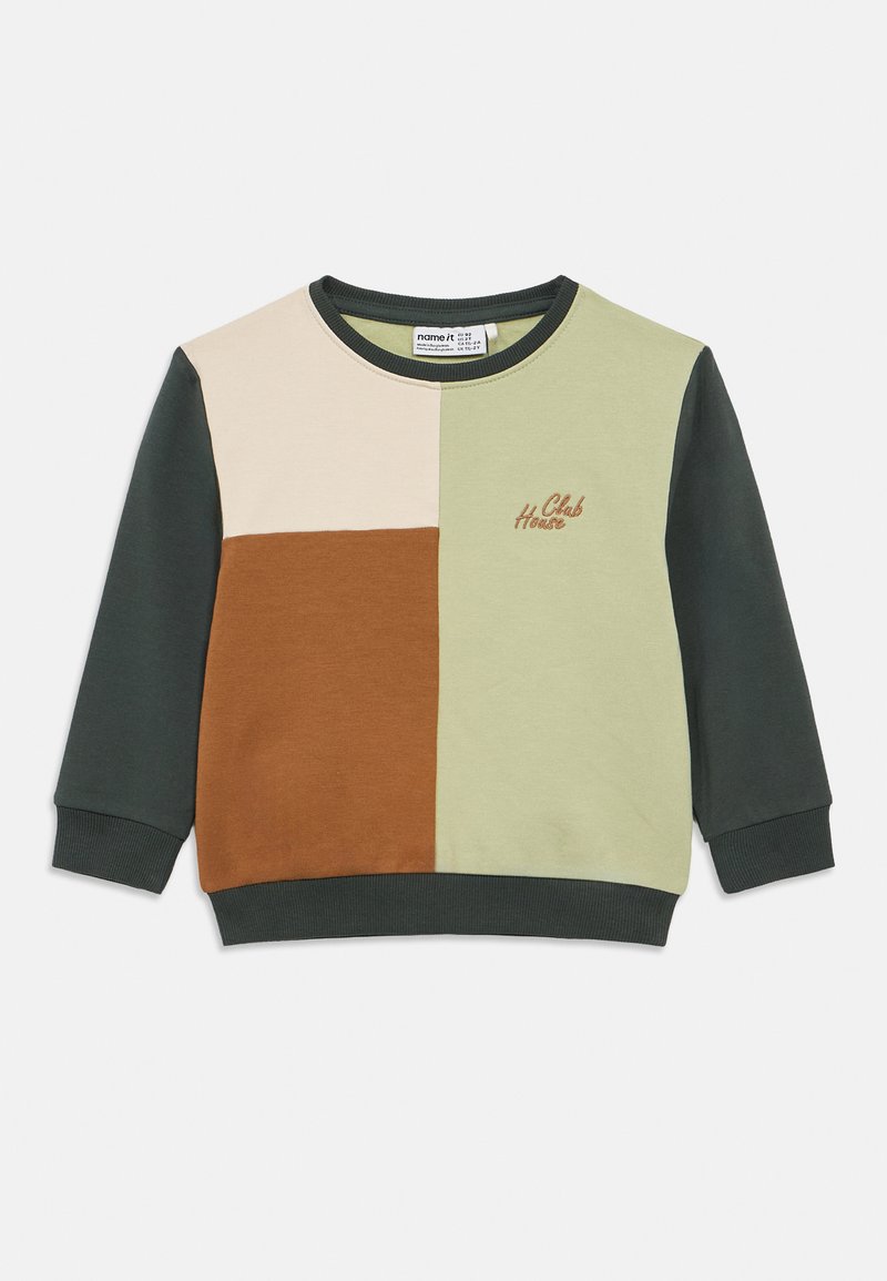 Felpa a maniche lunghe per bambini con blocchi di colore in beige, marrone, verde chiaro e maniche verde scuro, con la scritta "Club House" ricamata sul davanti.