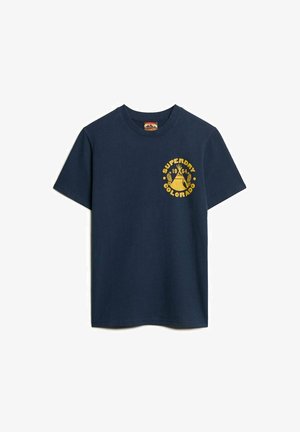 Navyblauwe katoenen t-shirt met korte mouwen, voorzien van een ronde halslijn en een gele ronde logo met tekst aan de voorkant.