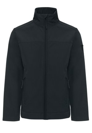 Chaqueta softshell negra con cierre frontal, cuello alto, dos bolsillos laterales con cremallera y textura suave. Presenta detalles de costura en los hombros.