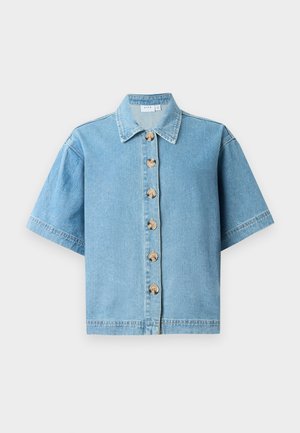 Lichtblauwe denimshirt met een kraag en korte mouwen. Voorkant met knoopsluiting met grote beige knopen en een iets losse pasvorm.