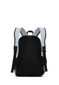 Zaino nero e grigio con schienale in rete traspirante e imbottito e spallacci regolabili. Presenta una maniglia centrale superiore e tasche laterali.