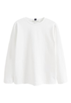 Fehér hosszú ujjú kerek nyakú póló fekete gallércímkével, fehér háttér előtt bemutatva.