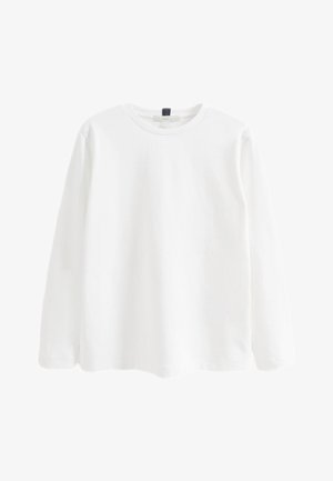 Fehér hosszú ujjú kerek nyakú póló fekete gallércímkével, fehér háttér előtt bemutatva.