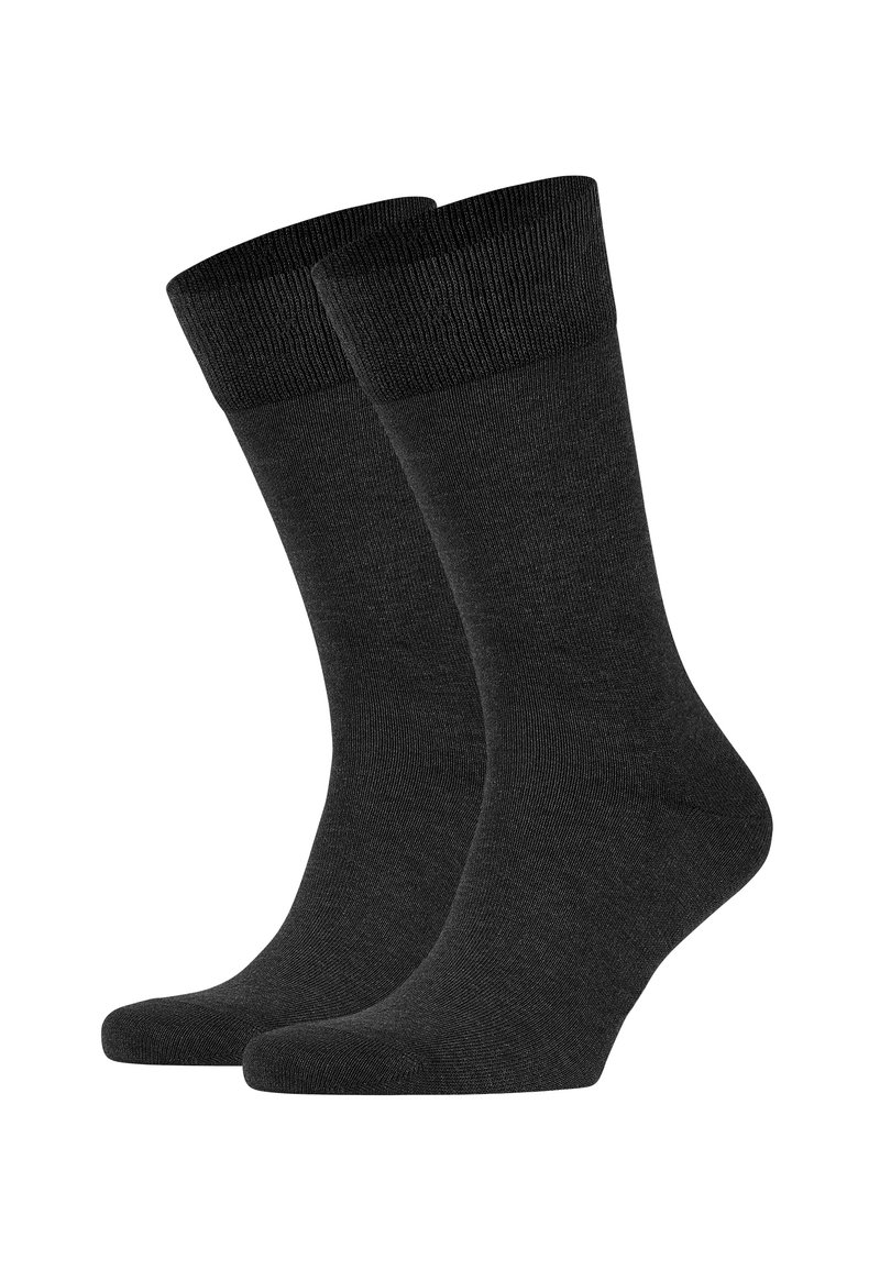 Calcetines de algodón negros con un puño acanalado, de longitud hasta la mitad de la pantorrilla y textura suave. Diseño simple sin patrones ni acentos.