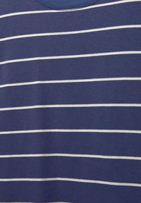 Marineblå kortærmet t-shirt med vandrette hvide striber. Fremstillet af blødt bomuld, med en rund halsudskæring og en glat struktur.
