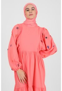 Modanisa CORAL CREW NECK - Maxi šaty - coral