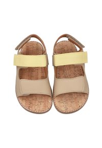 Sandalias beige con plantilla de corcho, que presentan dos tiras de tela amarillas y puntera abierta. El diseño incluye un cierre de Velcro para mayor ajuste.