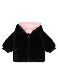 Svart faux fur-jakke med rosa fôr, glidelås og hette. Har elastiske mansjetter og en myk, teksturert overflate.